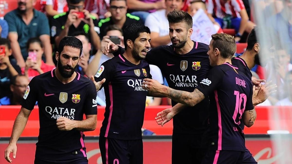 Arda, Piqué y Digne felicitan a Suárez por el 0-1 contra el Sporting.