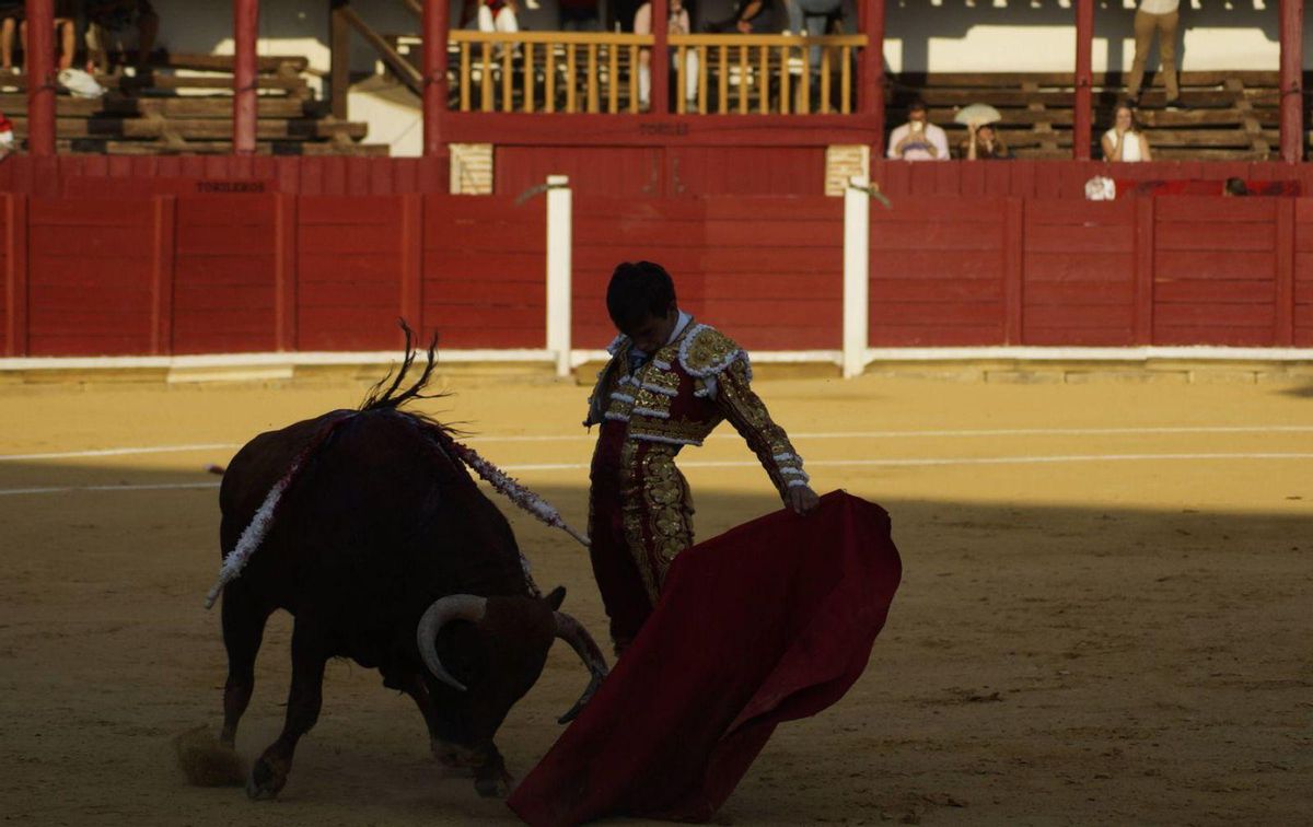 Ismael Martín, toreando al natural. | EMMA V. DÍAZ