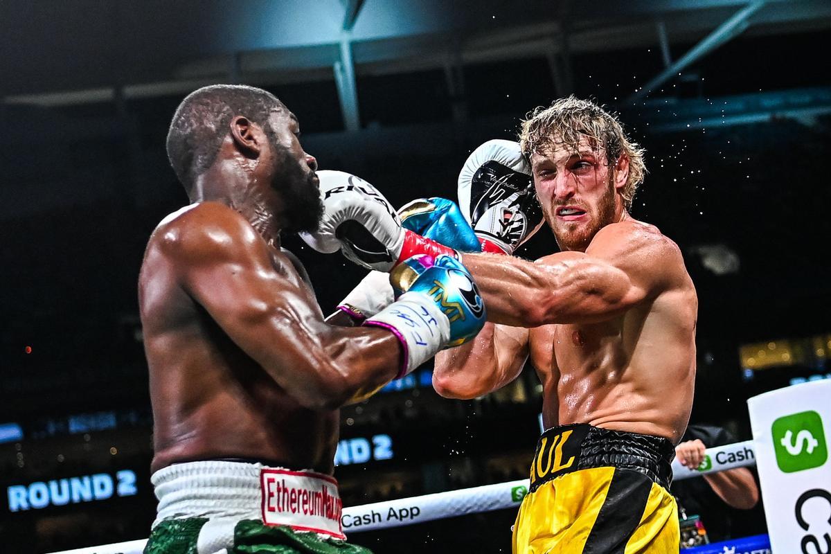 Ex-world welterweight champion Mayweather fights YouTube star Logan Paul