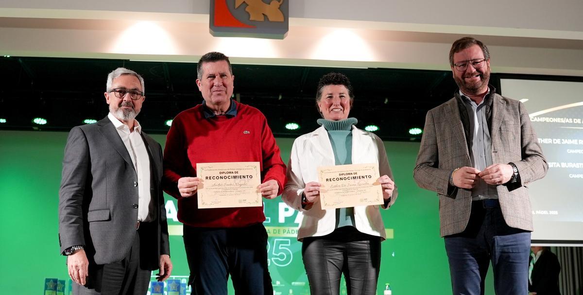 Andrés Santos, segundo izquierda, y Esther de Jaime reciben sus reconocimientos.
