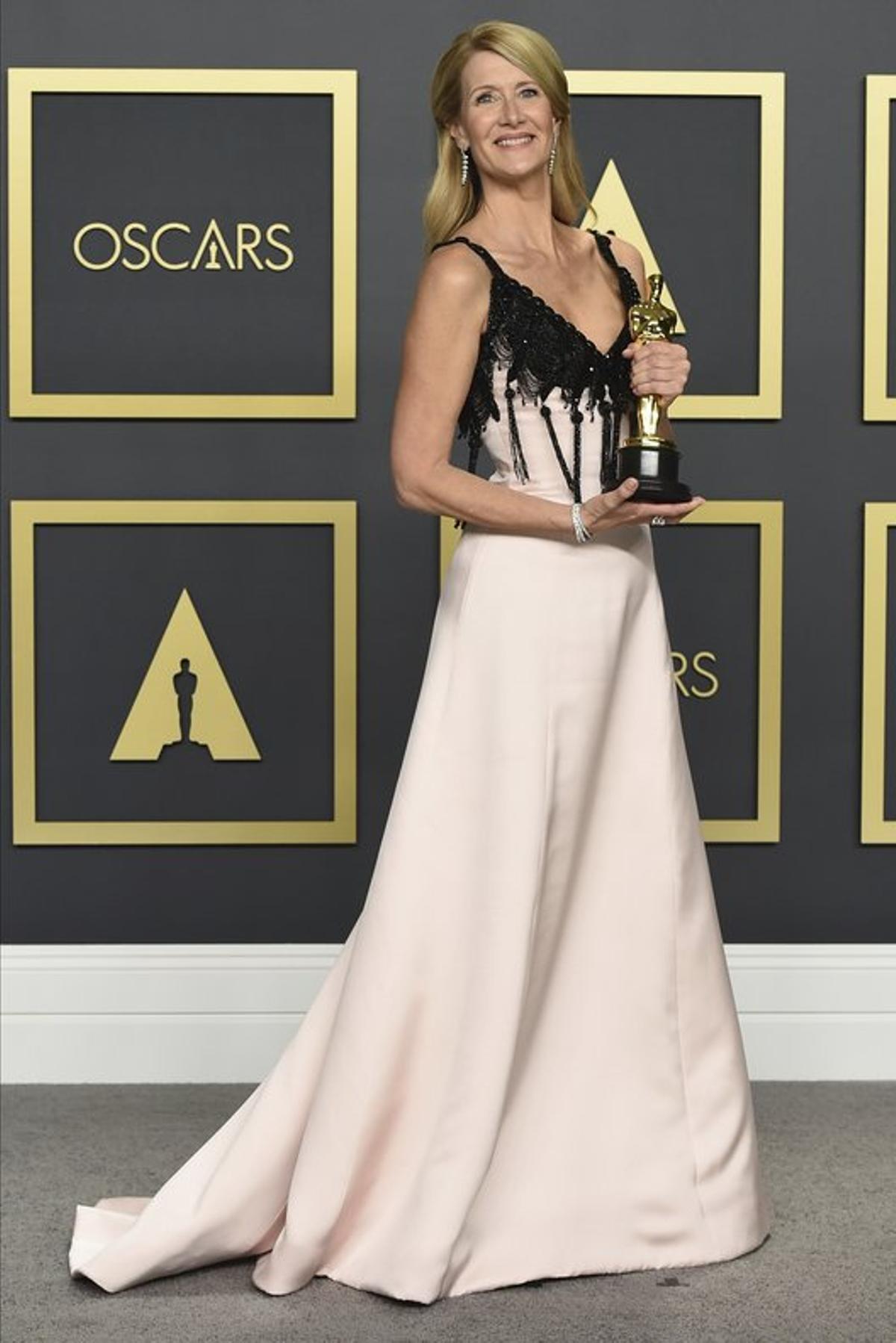 Laura Dern, con un vestido rosa de Armani Privé.