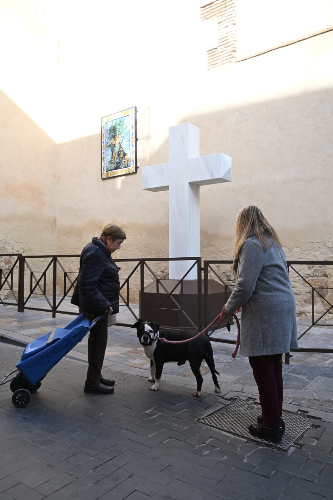Así ha regresado el munumento de la Cruz de Callosa de Segura en un suelo privado junto a la ermita de Nuestra Señora del Rosario