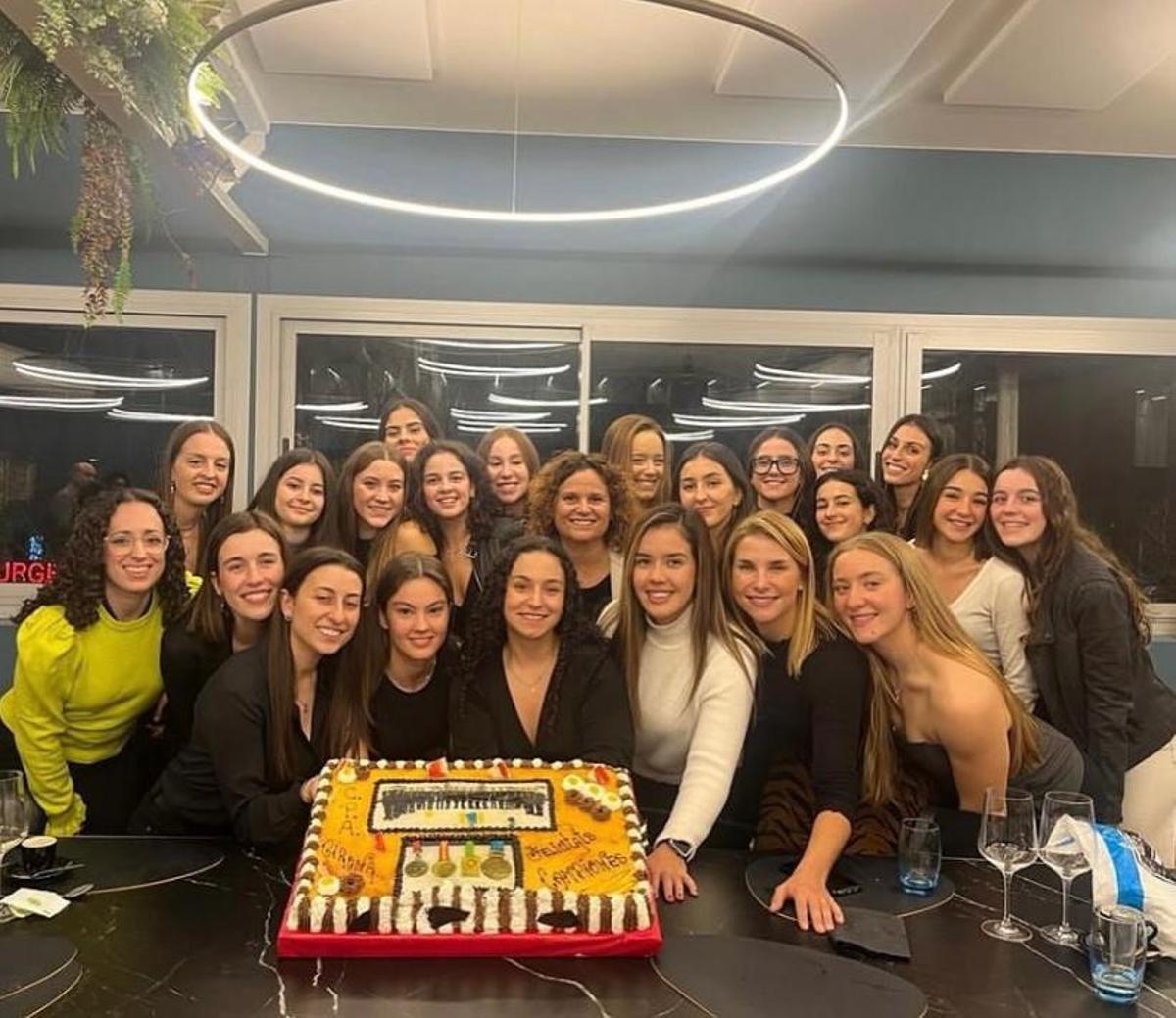El grup del CPA Girona del 2023 celebra els èxits aconseguits a final de temporada.