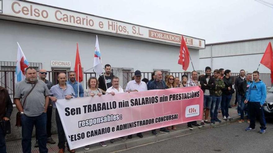 Los afectados contaron con el apoyo de los sindicalistas y otros trabajadores en una concentración ante la sede de la factoría de Meaño. // Noé Parga