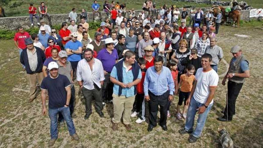 Ganaderos concentrados en el curro de A Valga el pasado mes de mayo.  // Marta G. Brea