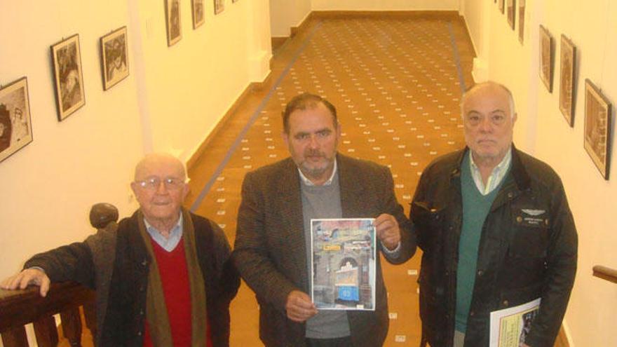 De izquierda a derecha Salvador Cobos, José Ramón Rodríguez y Cayetano Benzo, ayer en la sala del Ateneo donde irá la muestra.