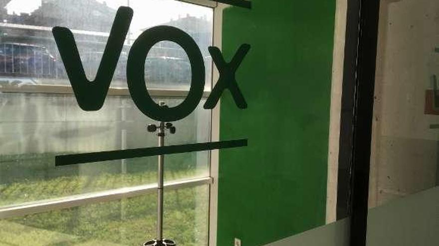 Vox pinta sin permiso su local municipal