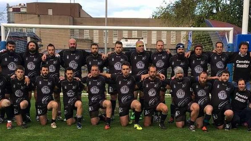 La plantilla del Candás Rugby, en el Muro de Zaro.