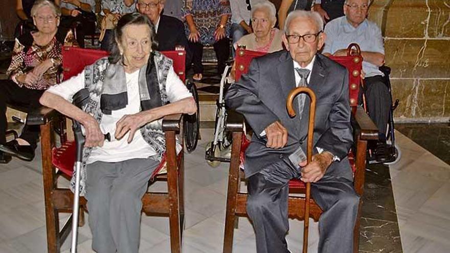 Lucía Sans y Bernat Comas, la dama y el caballero de más edad del pueblo, durante la misa.