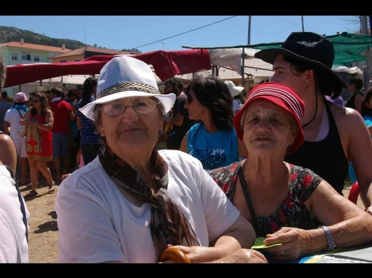 Josefa "a de Ramiro", con ascendencia xenovesa, xunto a súa amiga Carmucha na Festa Folc de Vilariño.