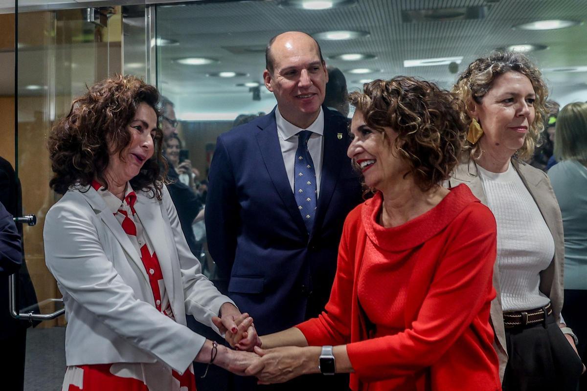 Matilde Asian (izquierda) saluda a la ministra María Jesús Montero al inicio del Consejo de Política Fiscal y Financiera, en Madrid.