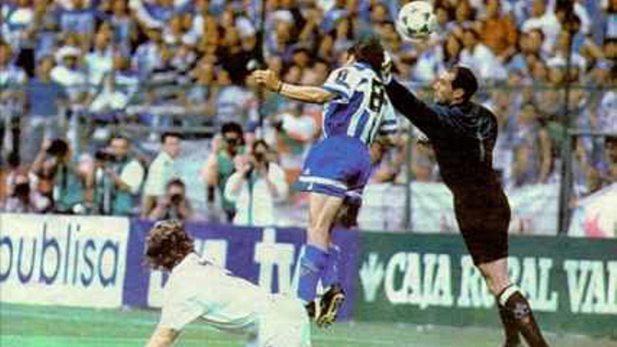 Gol de Alfredo Santaelena en la final de la Copa del Rey.