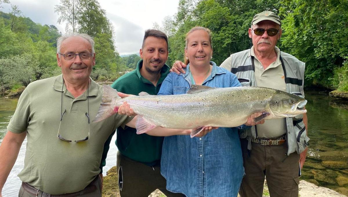 Esteban Fernández Zamarro y Rafael Suárez. Pazos, ante las moscas que elaboran en «El Pescador», su tienda de pesca, en Oviedo. | Irma Collín |  S. G.