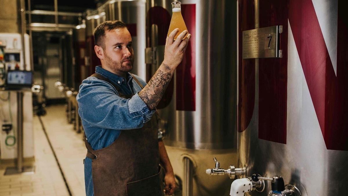 El maestro cervecero, Jorge Álvarez, comprueba el avance de una de las artesanas elaboradas en de La Fábrica