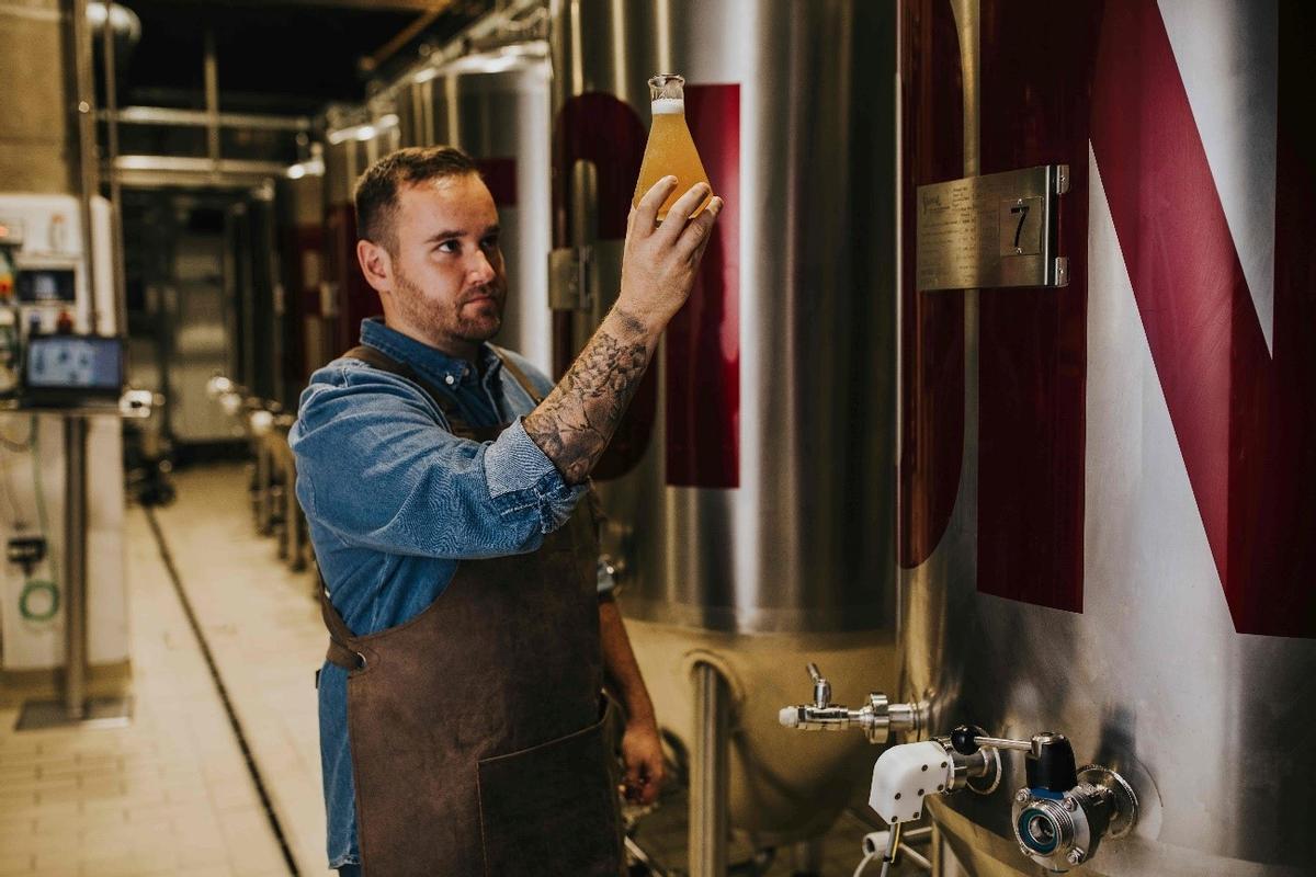 El maestro cervecero, Jorge Álvarez, comprueba el avance de una de las artesanas elaboradas en de La Fábrica.