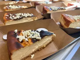La fiebre del 'cheesecake' enciende Sabadell: cientos de personas acuden a la apertura de 'La Cremosa'