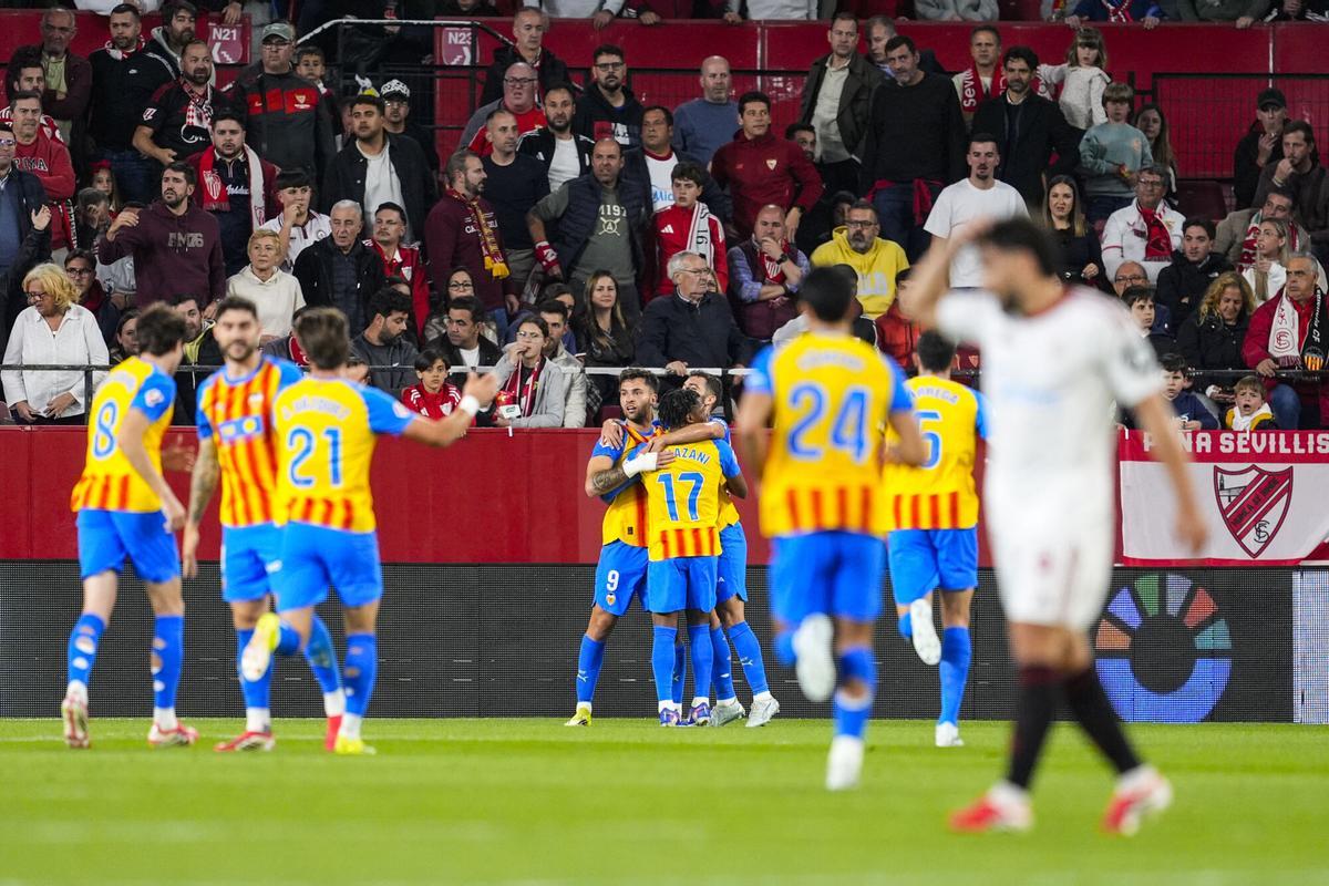 Los jugadores del Valencia celebran el gol de Hugo Duro en el partido entre Sevilla-Valencia de la jornada 29 de LaLiga EA Sports en el Ramón Sánchez-Pizjuán