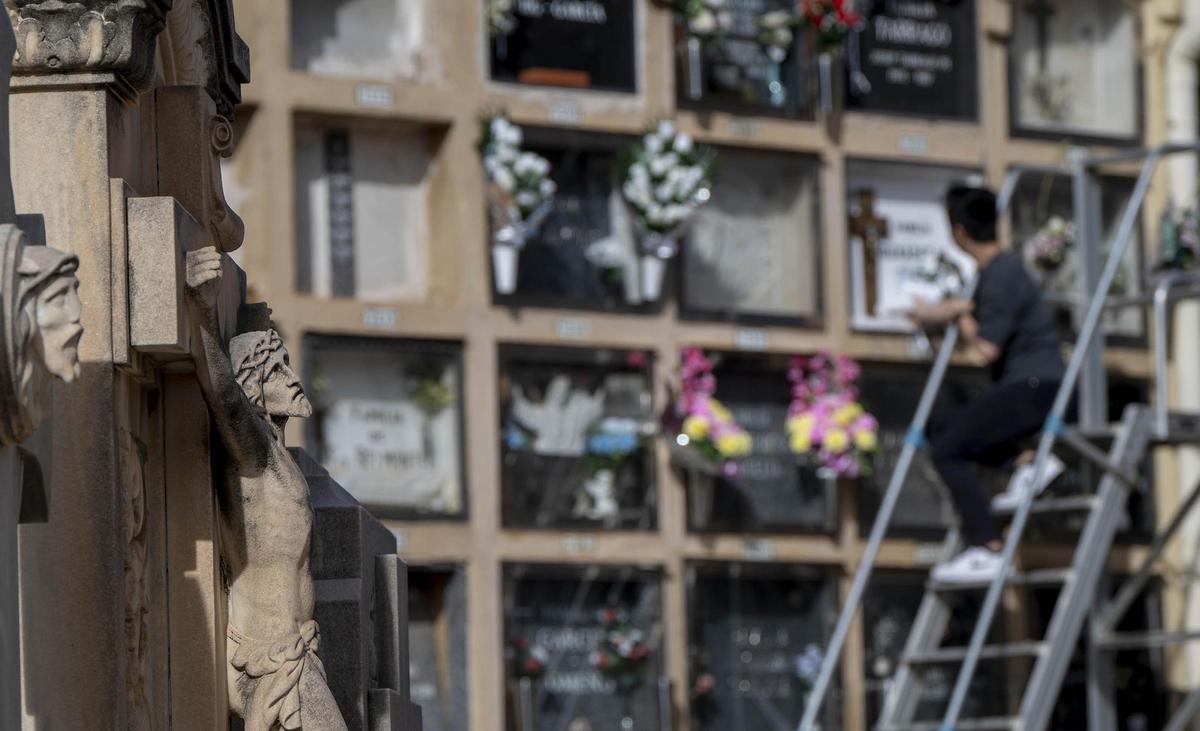 Los cementerios se llenan el 1 de noviembre, día de Todos los Santos 2025, en Barcelona