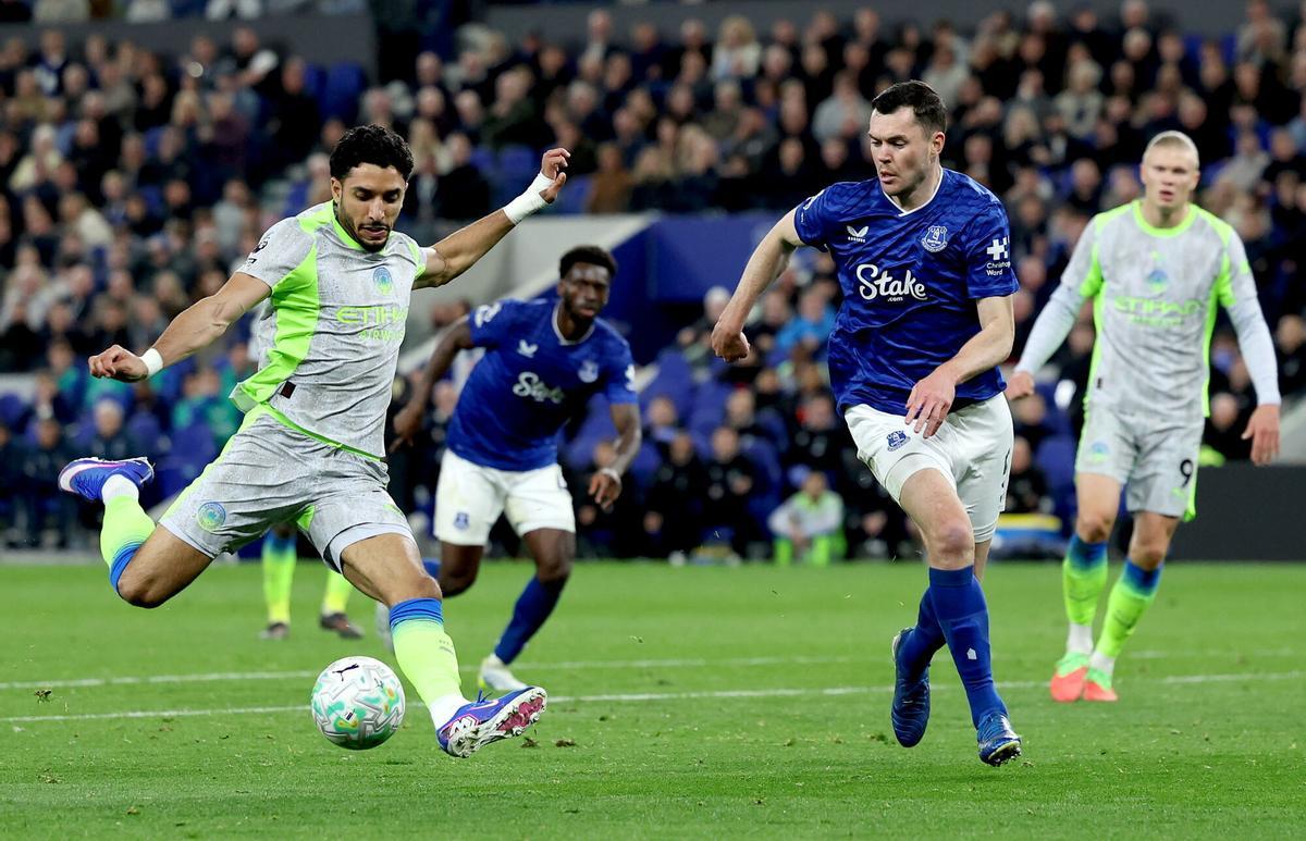 LIVERPOOL (United Kingdom), 04/05/2026.- Michael Keane (R) of Everton in action against Omar Marmoush of Manchester City during the English Premier League match Everton FC against Manchester City, in Liverpool, Britain, 04 May 2026. (Reino Unido) EFE/EPA/ADAM VAUGHAN EDITORIAL USE ONLY. No use with unauthorized audio, video, data, fixture lists, club/league logos, 'live' services or NFTs. Online in-match use limited to 120 images, no video emulation. No use in betting, games or single club/league/player publications