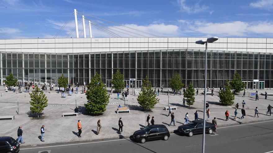 Colas para vacunarse en el recinto ferial de Expocoruña, este verano. | // CARLOS PARDELLAS