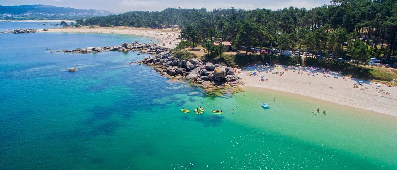 Algunas de las playas que pueden disfrutarse durante una de las rutas por la costa de O Grove.