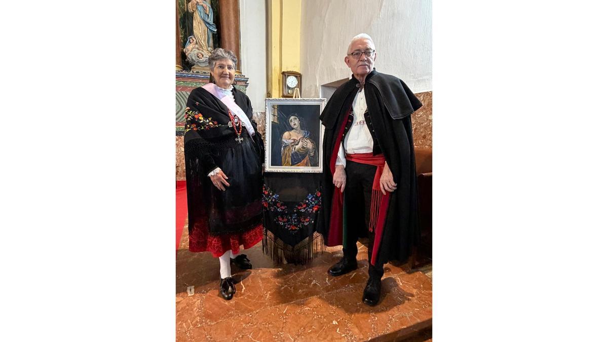La águeda mayor y el alcalde de Santa Cristina, junto al cuadro de Santa Águeda.
