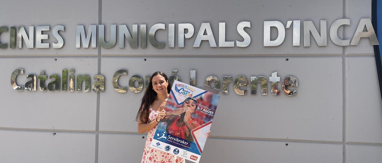 Cata Corró posa sujetando el cartel de su campus.