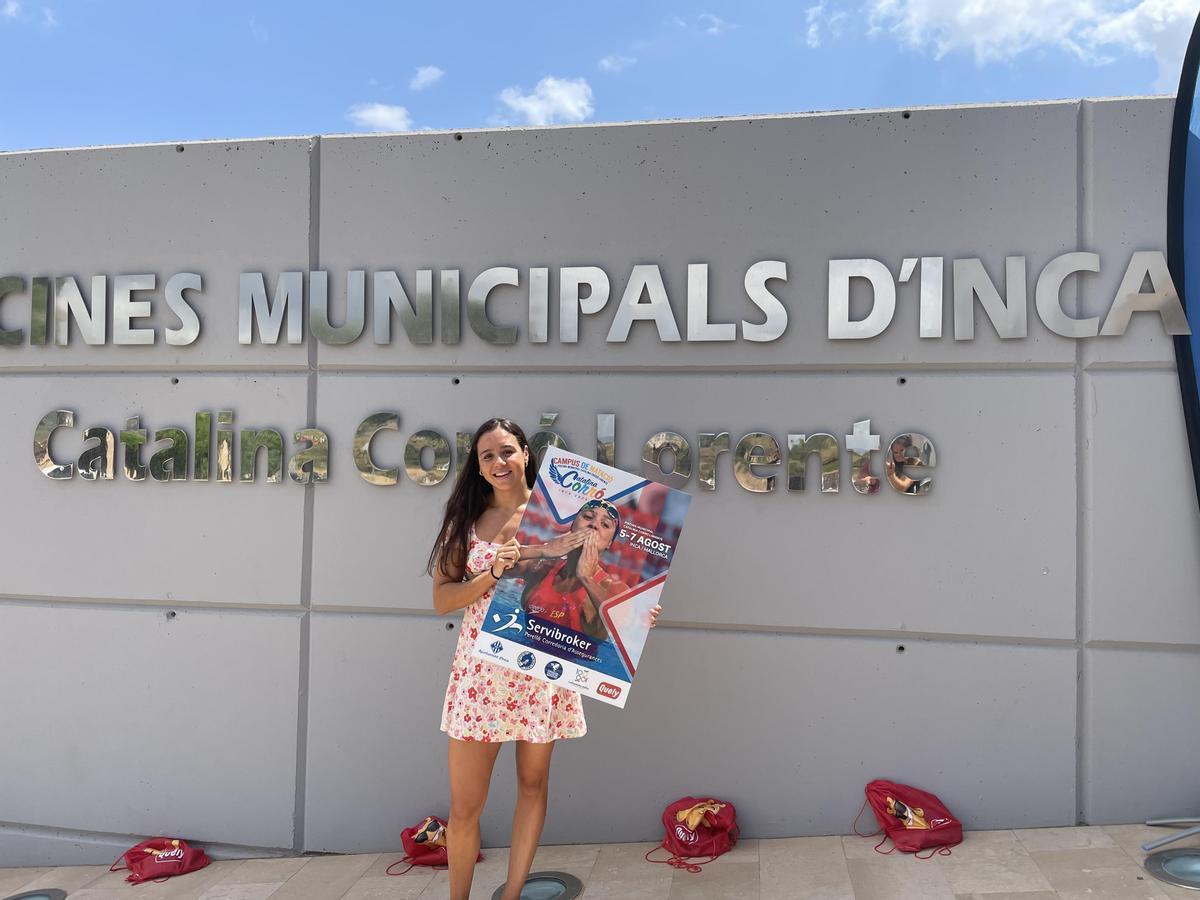Cata Corró posa sujetando el cartel de su campus.
