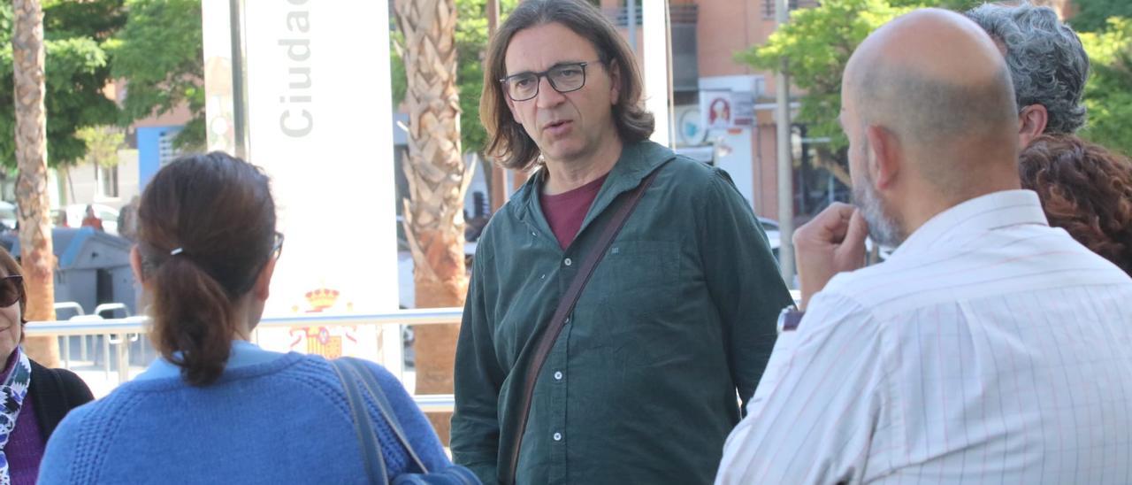 Manuel Trujillo, en el centro, este jueves frente a la puerta de la Ciudad de la Justicia.