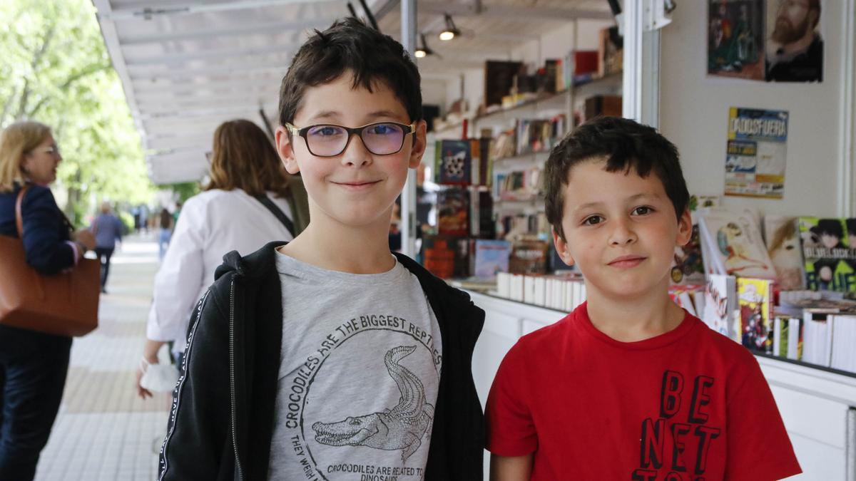 Los hermanos Martín y Adrián, de 8 y 7 años, en la Feria del Libro, este miércoles.