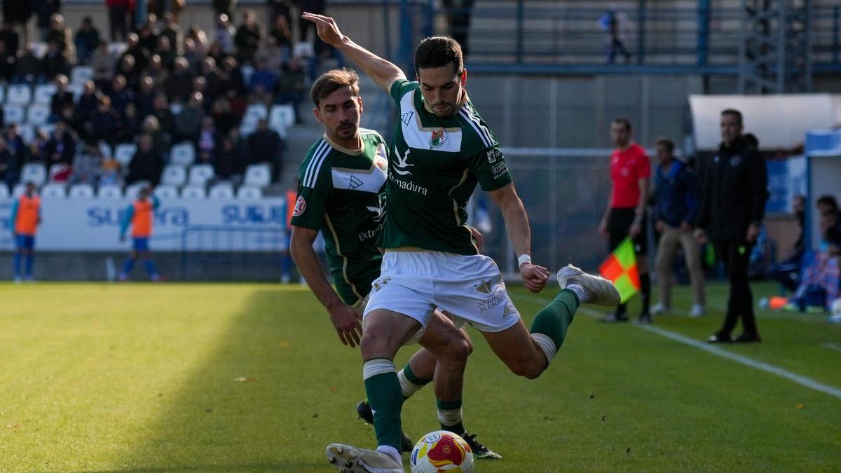 Berlanga se dispone a golpear el balón en presencia de Joserra, el pasado domingo en Talavera de la Reina.
