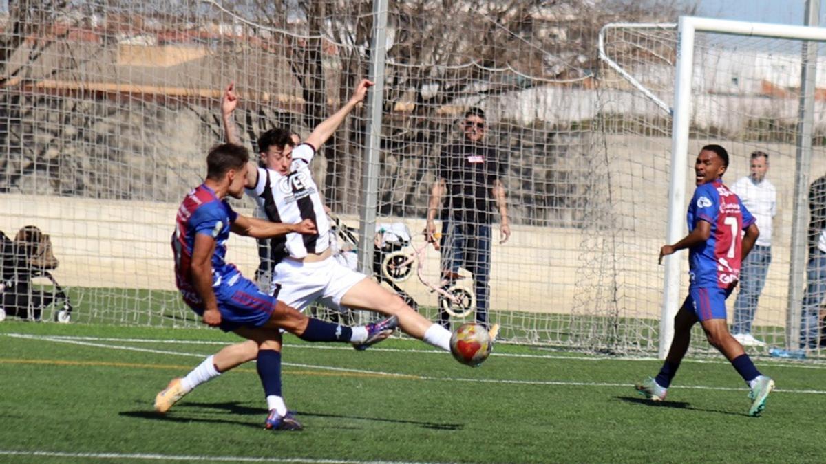 Un lance del partido disputado este domingo en l'Almenà.
