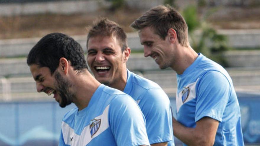 Isco, Joaquín y Monreal ríen.