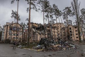 Un hombre junto a edificios dañados por fuertes bombardeos en la ciudad de Irpin, provincia de Kiev, Ucrania.