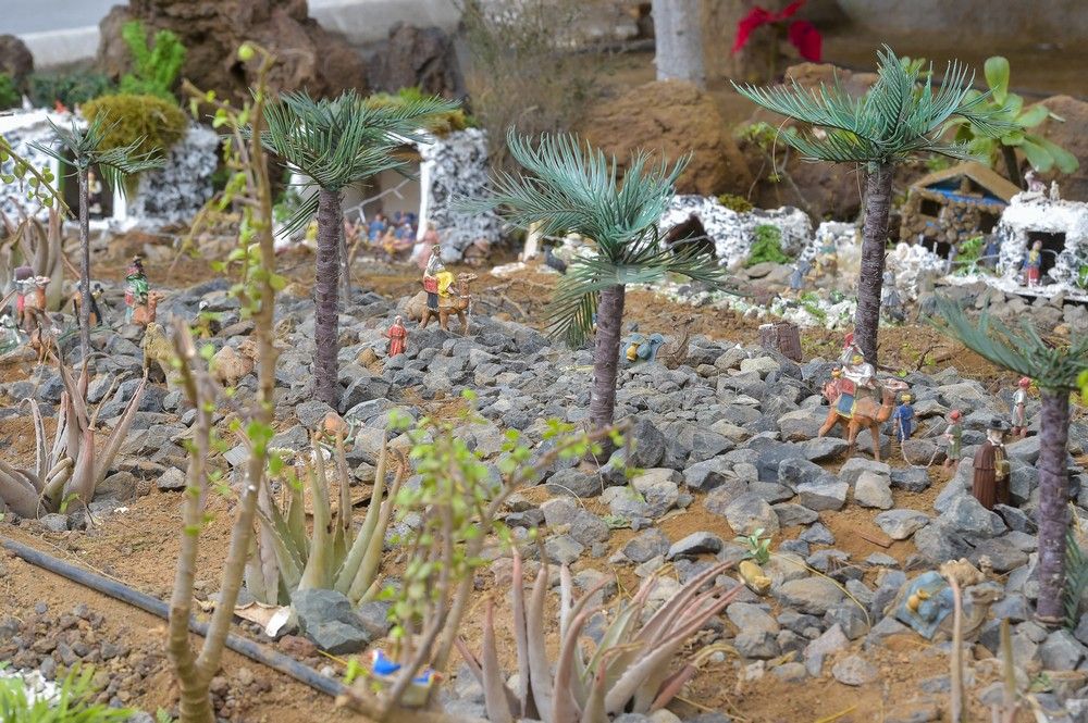 Belén elaborado en un parterre por vecinos de La Garita