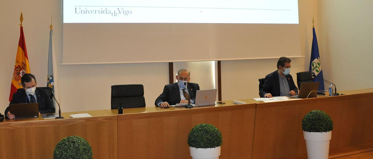 Miguel Ángel Michinel, Manuel Reigosa y Manuel Ramos, ayer, durante la sesión del Consello de Goberno.   | // DUVI