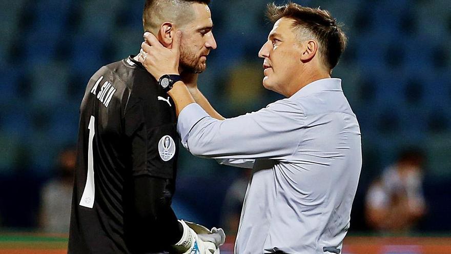 Berizzo habla con su portero antes de los penaltis.