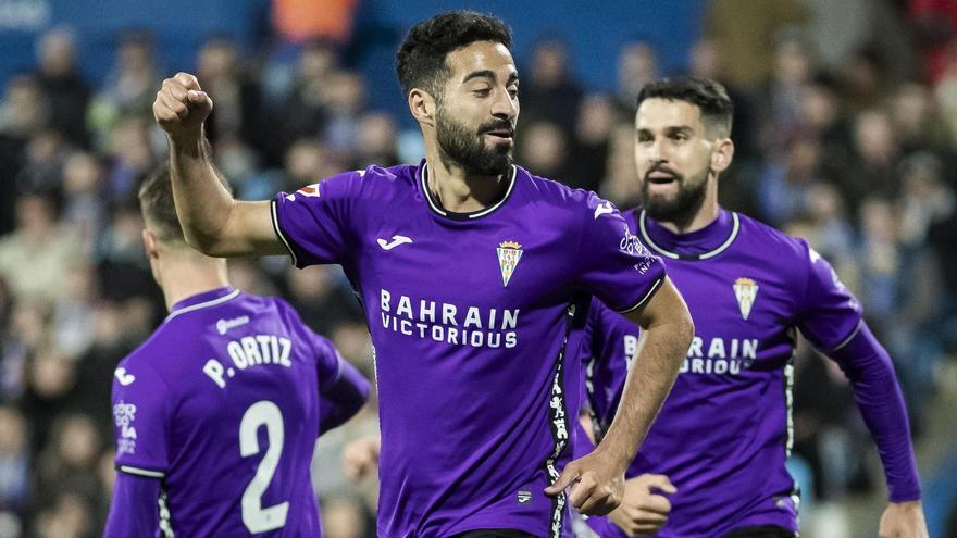 Rubén Alves, junto a Xavin Sintes, celebra su gol ante el Zaragoza.