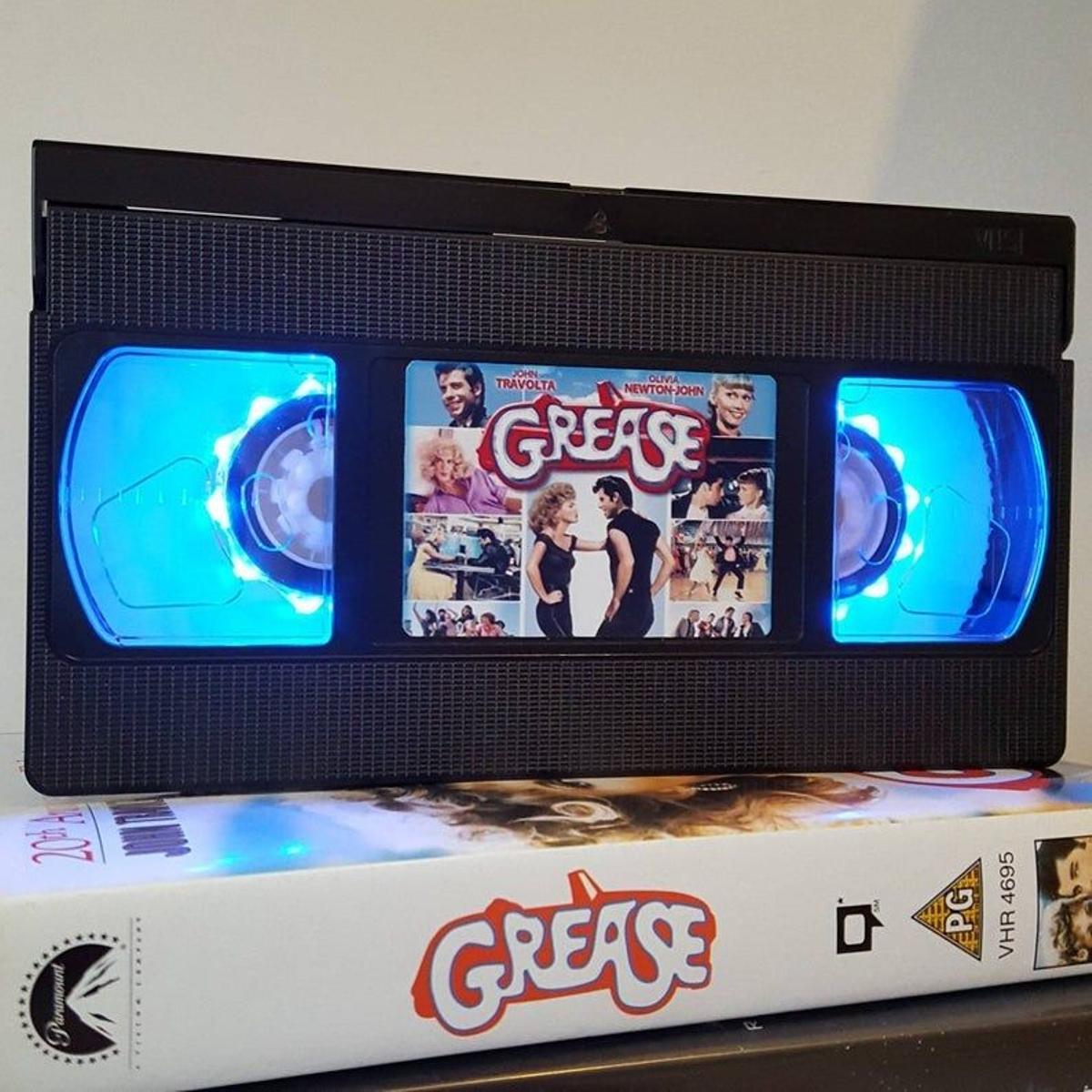 Lámpara VHS retro de 'Grease' (Precio: 17,21 euros)