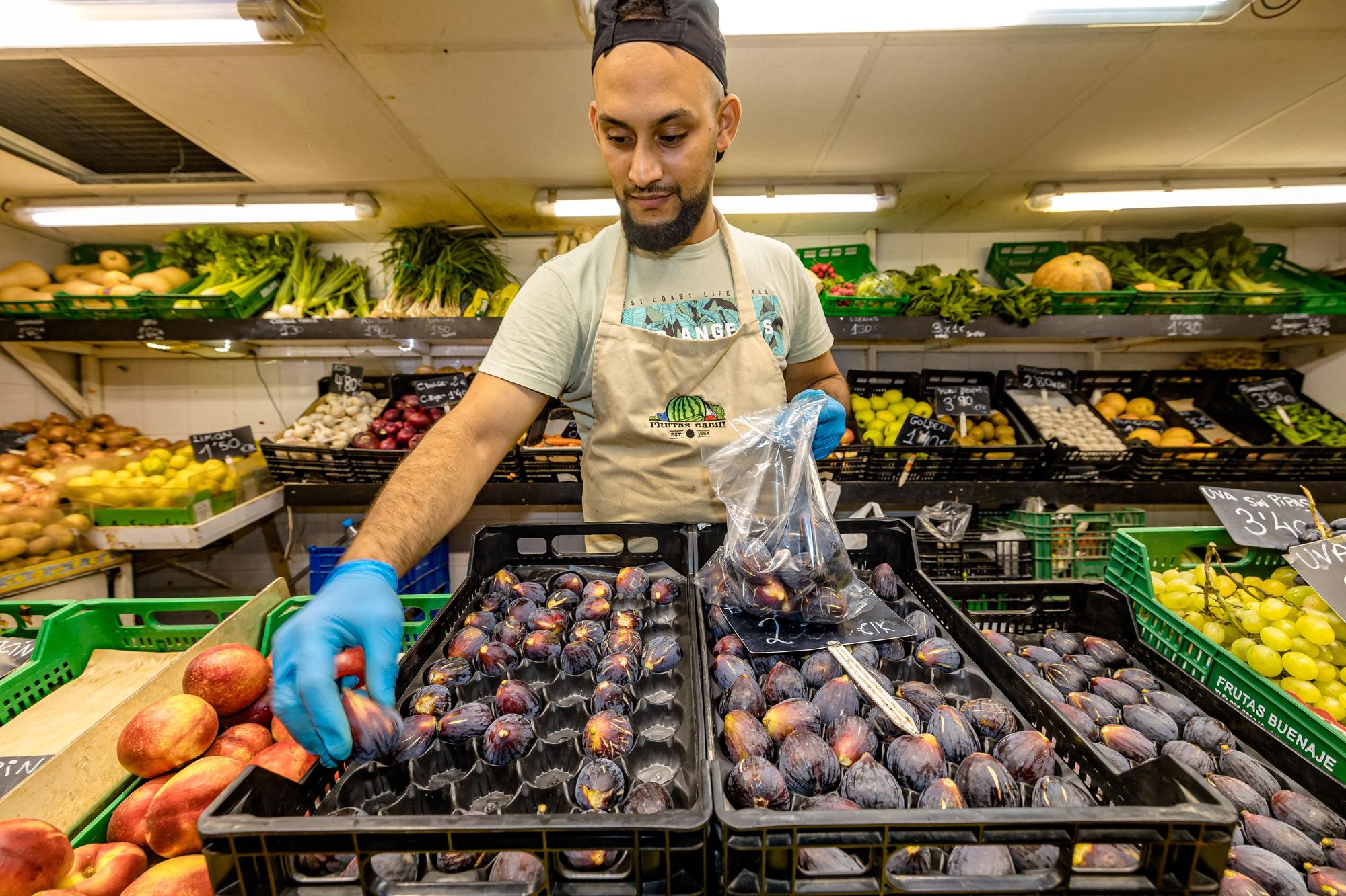 Extranjeros compran en el Mercado Central de Alicante