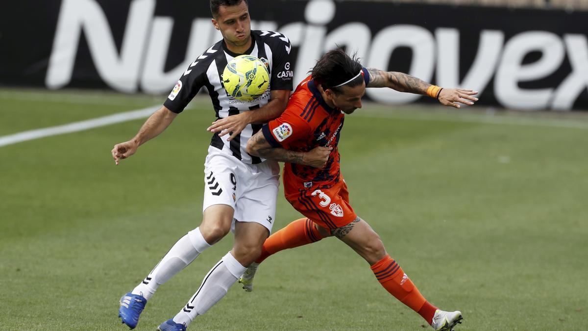 David Cubillas pelea por el balón en un partido disputado en Castalia.