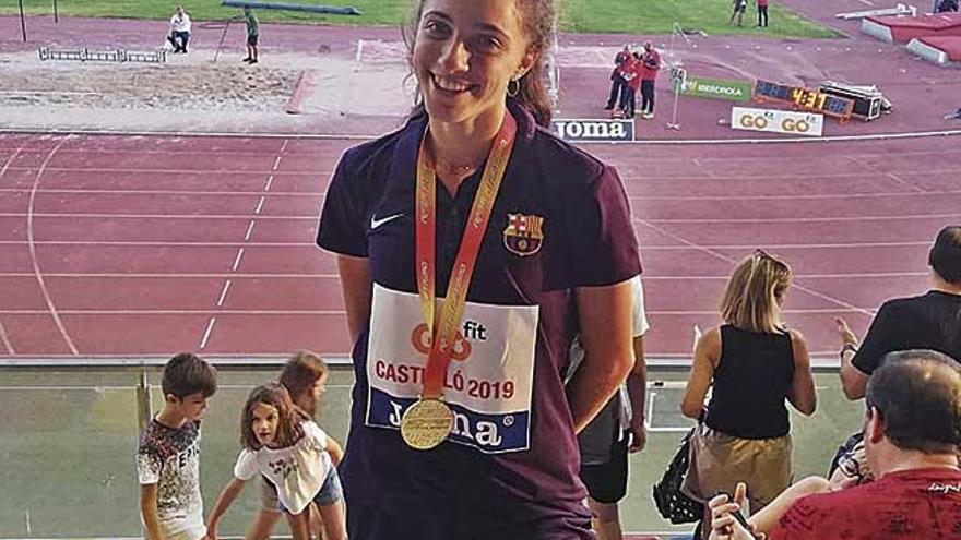 LucÃ­a Pinacchio tras recibir la medalla en 800 en el campeonato disputado en CastellÃ³n.