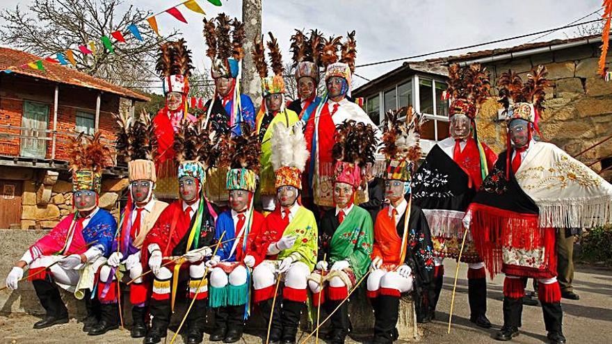 Un grupo de Bonitas en la Praza do Cruceiro de Sande.  | // FDV