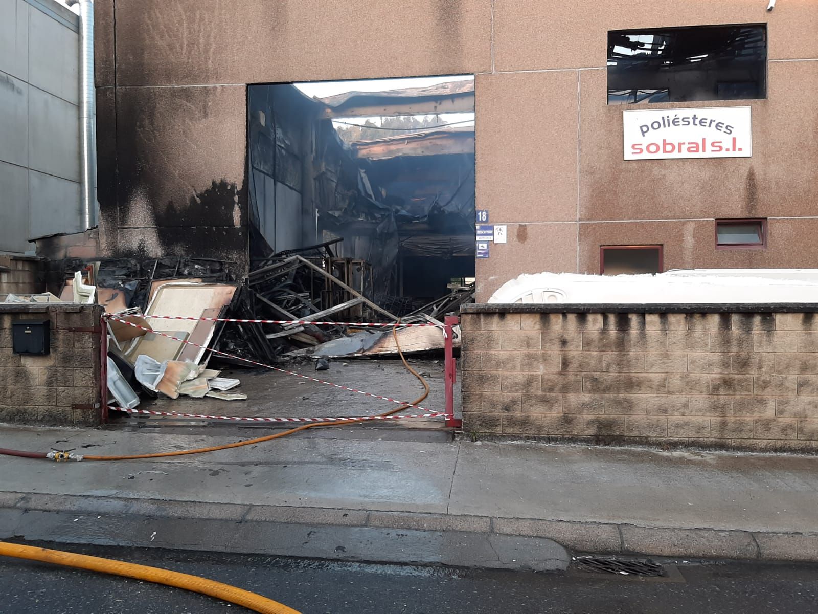 Las llamas calcinaron por completo una nave de Bueu