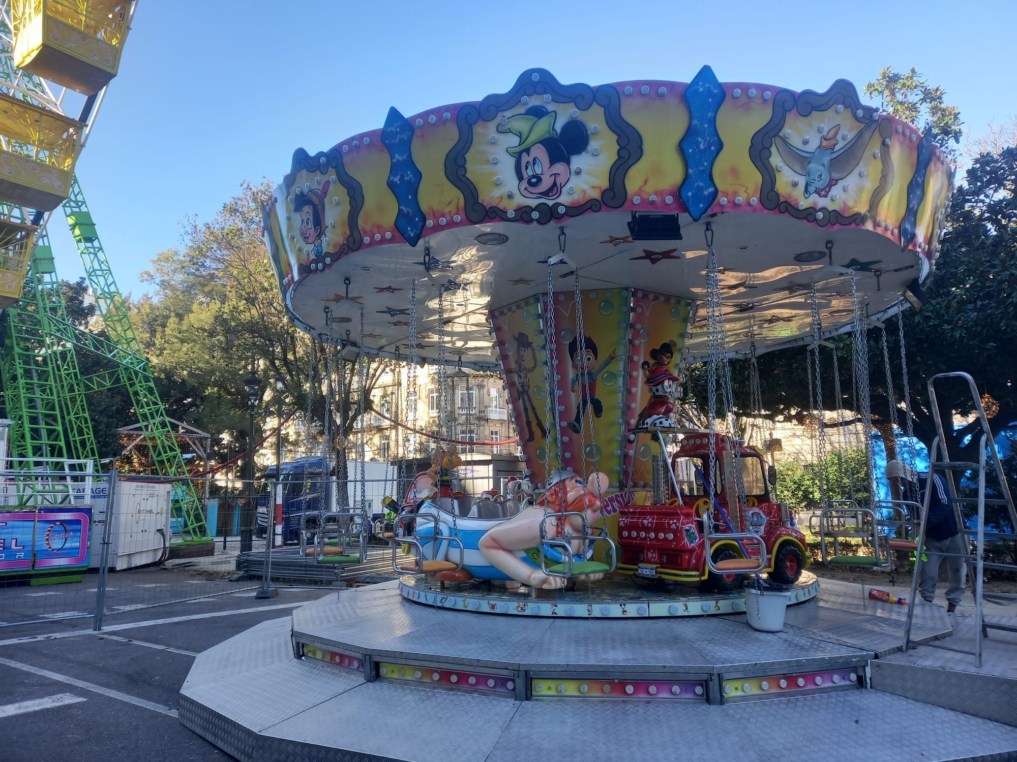 Todo casi a punto para que rueden las atracciones y el mercadillo de la Navidad viguesa