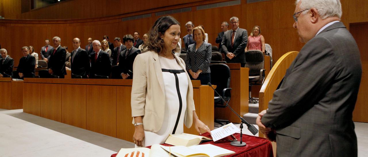 La diputada del PP, Marian Orós, prometió el cargo en 2011 embarazada de cinco meses.