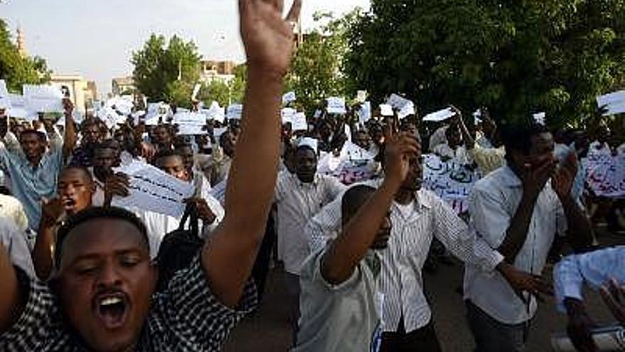 Imagen tomada ayer de las  rotestas tras la orden de arresto del presidente sudanés Omar Hassan al-Bashir .