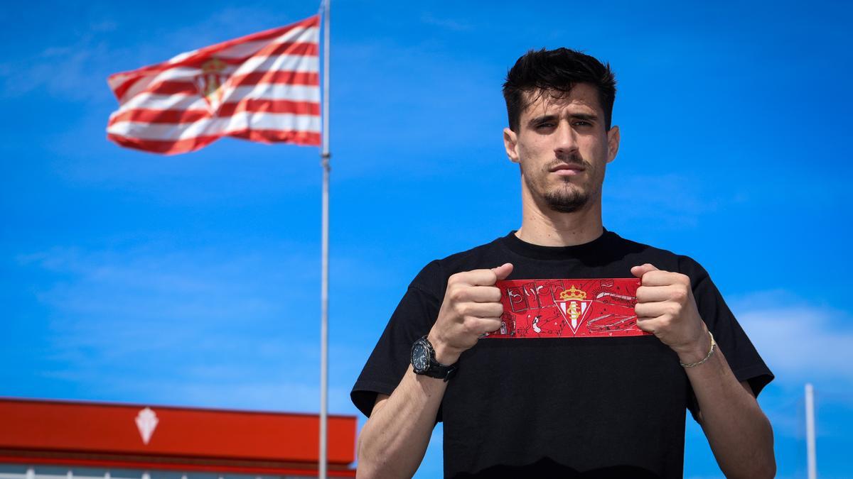 Pablo Pérez posa con el brazalete de capitán, en una imagen de archivo.