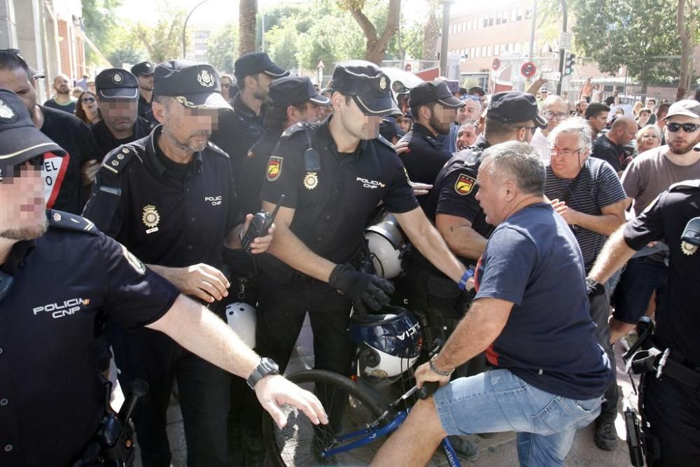 Dos vecinos y un policía heridos durante las prote