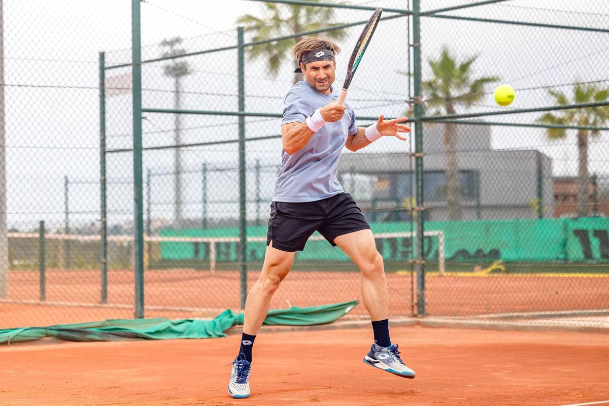 El ex tenista David Ferrer jugando en las pistas de tierra batida de su Academia de Tenis de La Nucía.